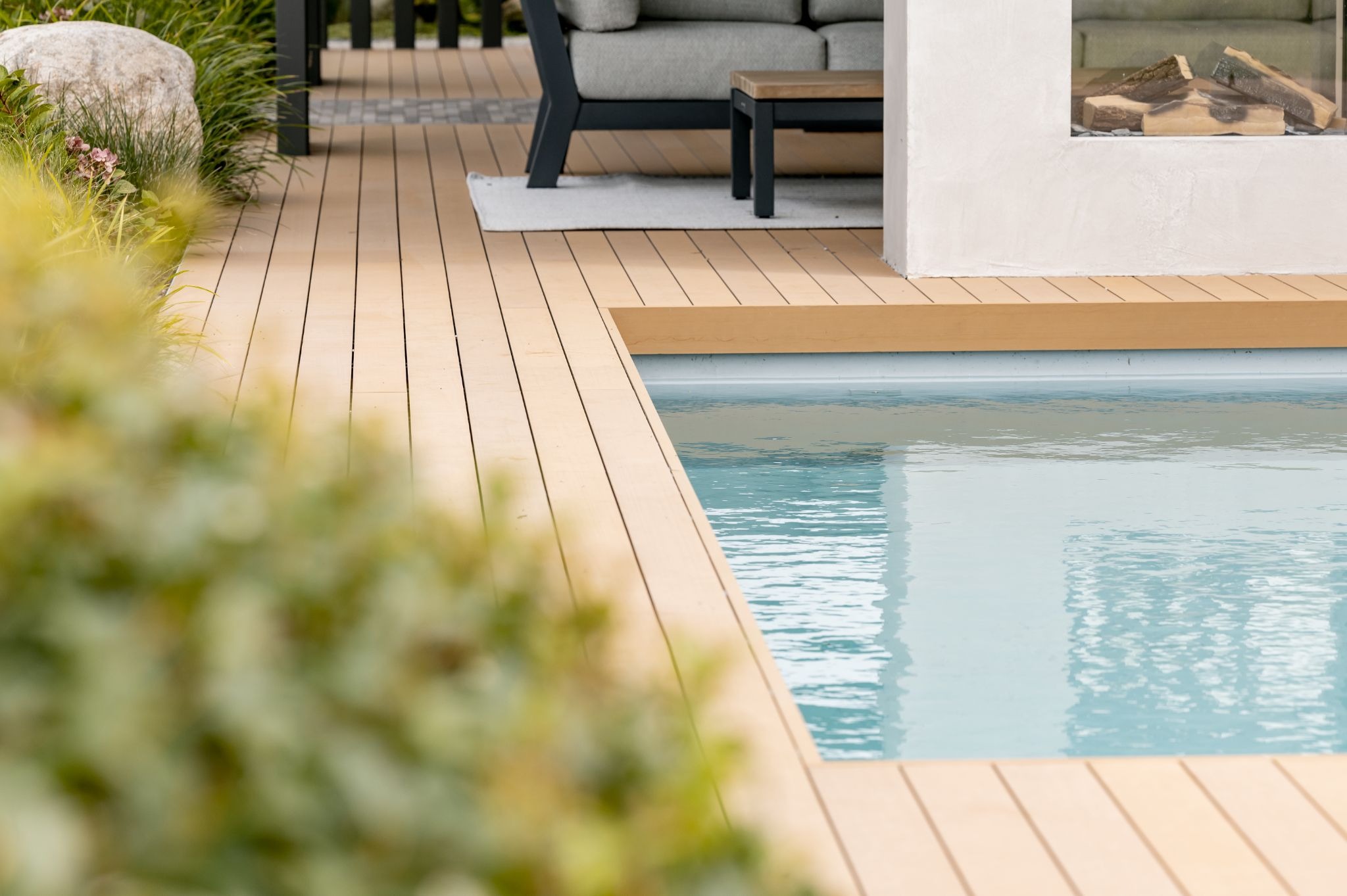 Luxe skimmer zwembad geintegreerd in terras