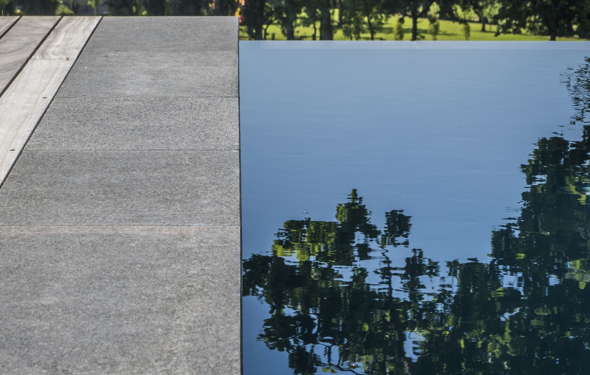 Infinity zwembad met overloop aan een zijde