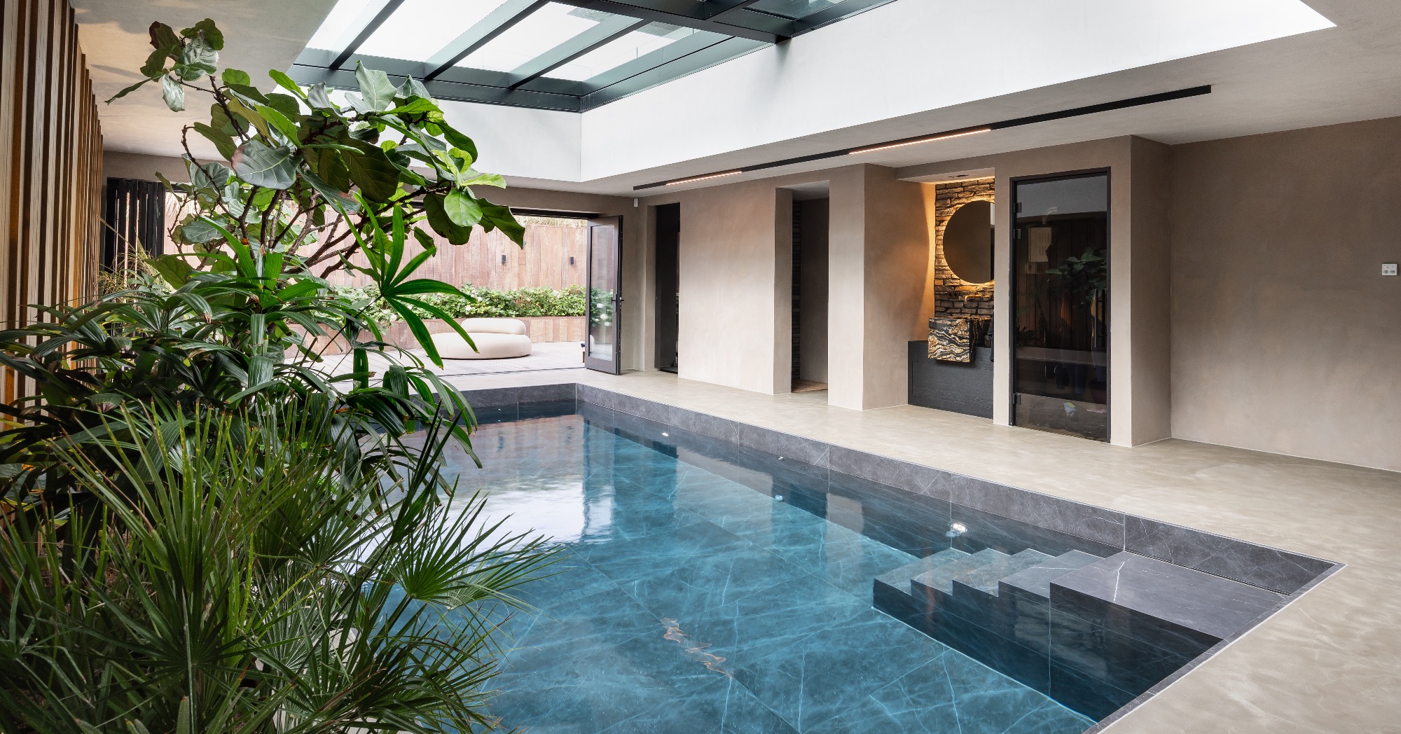 luxe binnen zwembad aan huis