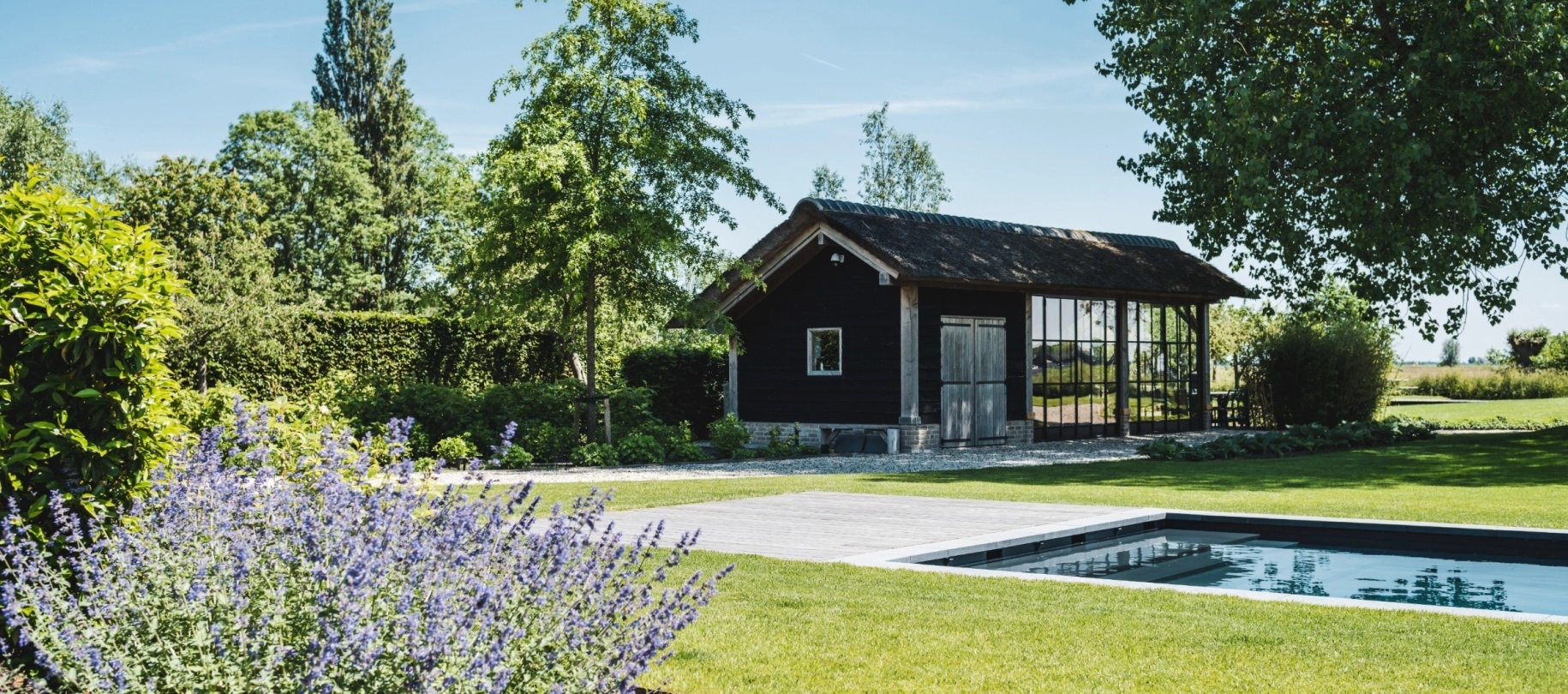 Natuurlijke zwemvijver van A tot Z gerealiseerd door Waterstijl in een prachtige tuin