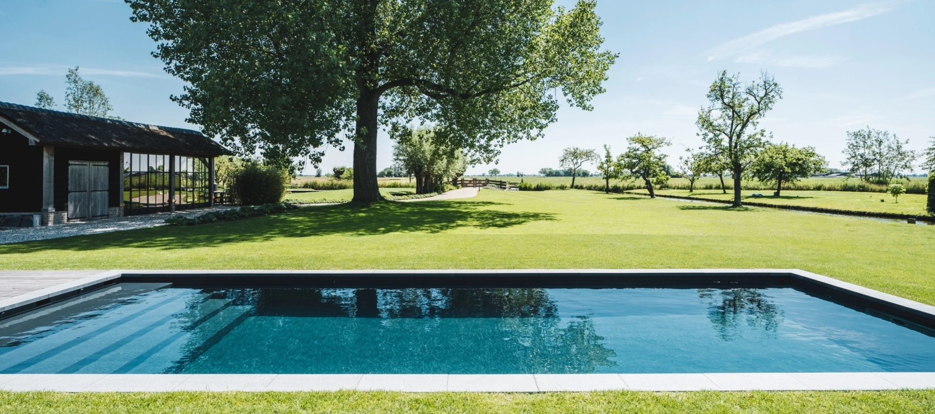 Bio zwembad gerealiseerd door Waterstijl in een prachtige tuin