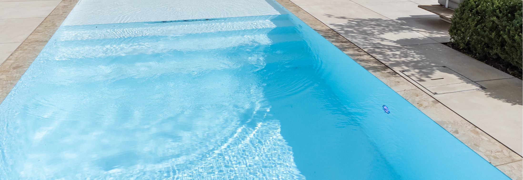 Vergelijking skimmer zwembad en overloopzwembad