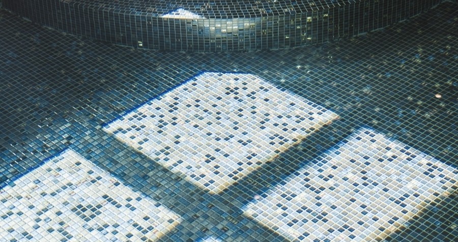 Waterstijl | 'Schitterend' betegeld betonnen zwembad